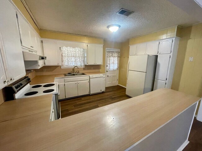 Building Photo - 3/2 on 5 Acres!