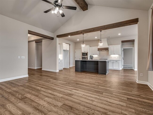 Building Photo - 915 Kings Canyon Rd