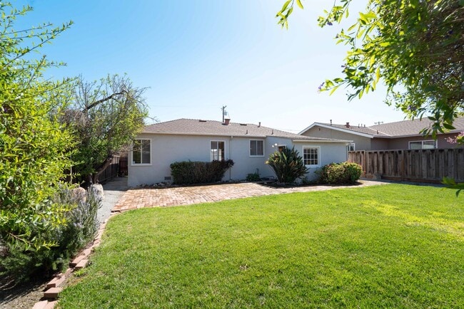 Building Photo - House in Great Sunnyvale Location w/Large Yard & Gardener