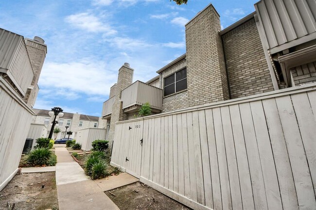 Building Photo - 3800 Tanglewilde St