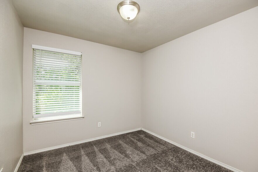 Building Photo - 1528 Pine Ln