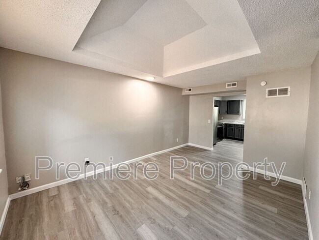 Building Photo - 710 N Pine St