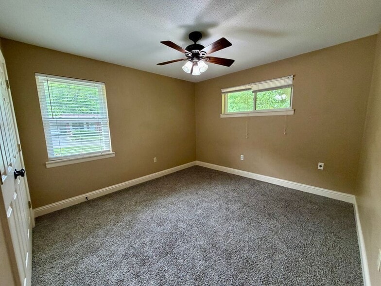 Building Photo - 106 Hickory Dr