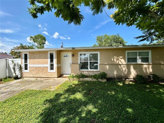 Primary Photo - 6821 Onyx Dr N