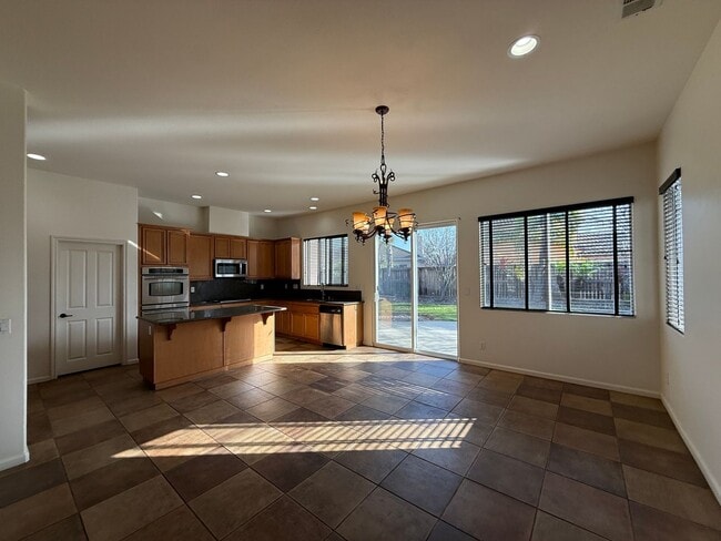 Building Photo - Centrally Located Single Story Home in Traditions