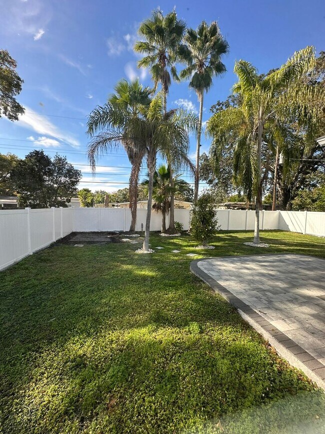 Building Photo - Newer Single Family Home 3-2-2 Seminole