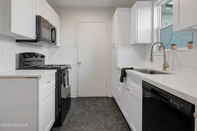 Building Photo - 121 Courtney Dr