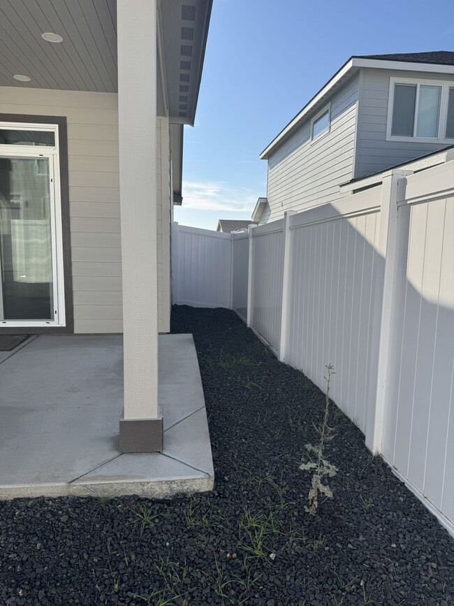 Building Photo - Lovely Open concept Low Maintenance