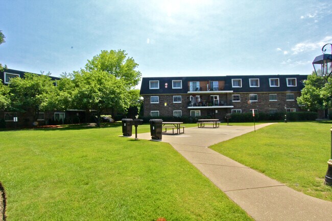 Building Photo - 3852 N Parkway Dr