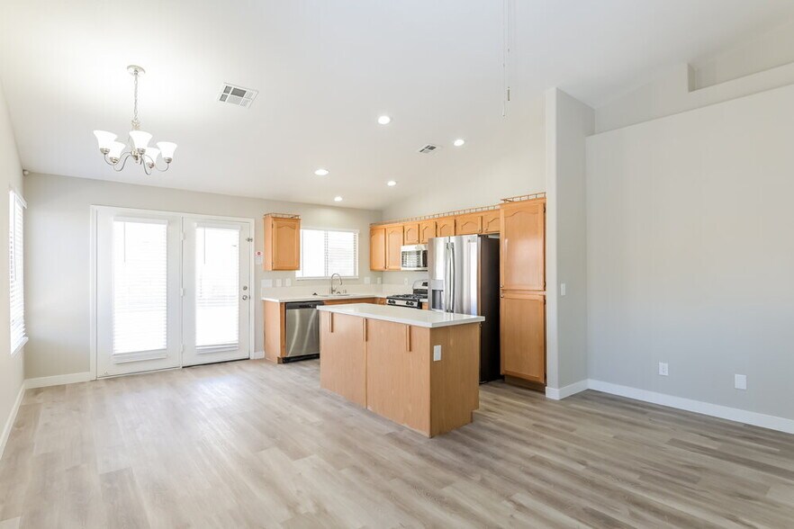 Building Photo - 1283 Silver Knoll Ave