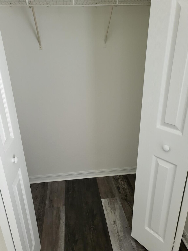 Building Photo - 2040 SE Avon Park Dr