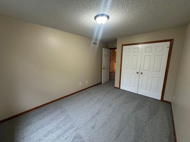 Building Photo - Updated Colonial 3 Bedroom Townhome with N...