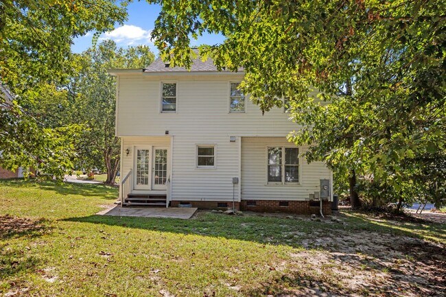 Building Photo - Spacious 3 Bedroom Home, LVP Floors, Updated Kitchen, New Cabinets, Granite, SS Appliances, Pet F...