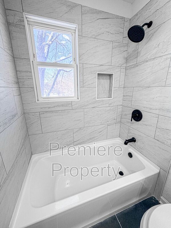 Building Photo - 705 NW Buckingham Pl