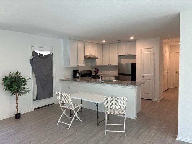 Building Photo - Welcome to this charming 3-bedroom, 2-bathroom home