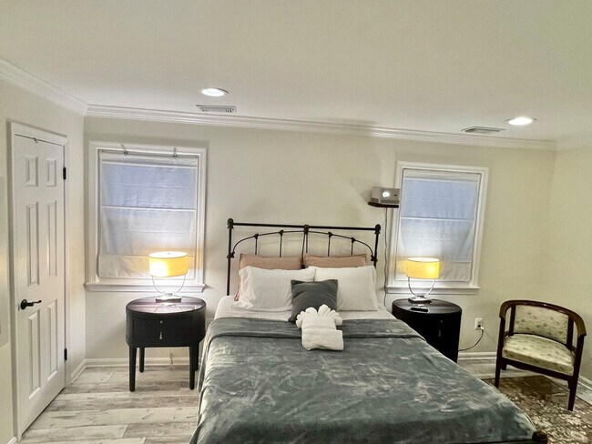 Building Photo - 321 Senate Ct