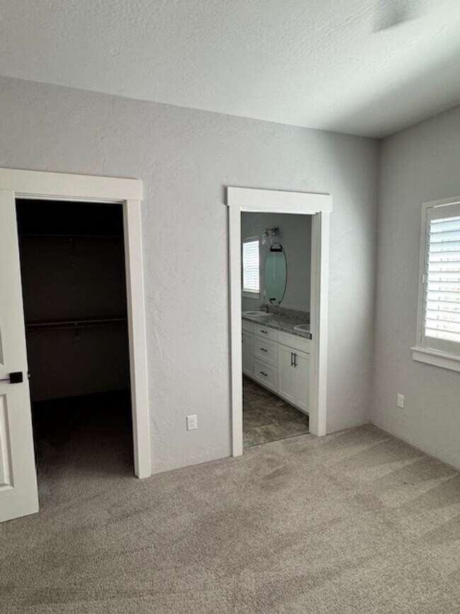 Building Photo - SINGLE LEVEL 3 BEDROOM/ UPGRADES W/ EASY M...