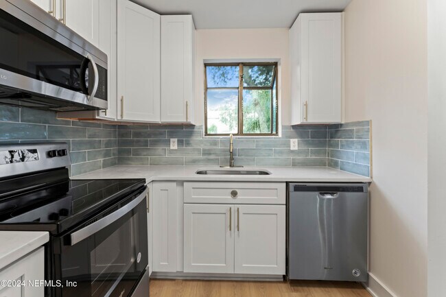 Building Photo - 798 Main St