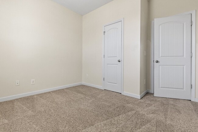 Building Photo - Towne Pointe