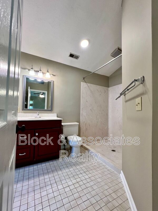 Building Photo - 1613 Round Hill Cir