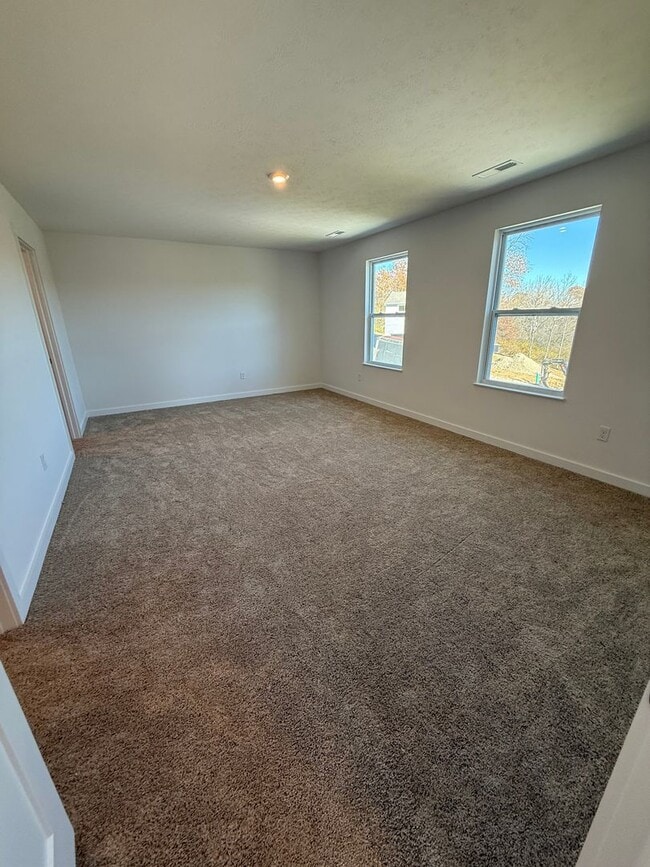 Building Photo - Home for the Holidays!