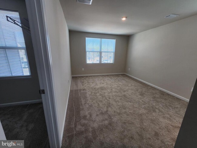 Building Photo - 619 Laurelwood Cir