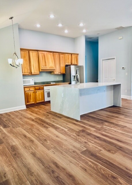 Building Photo - 50 Grove End Rd