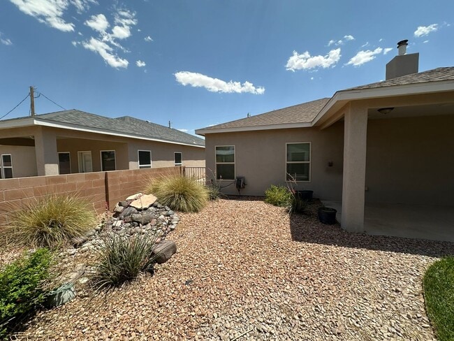 Building Photo - 4 Bed 3 Bath Home