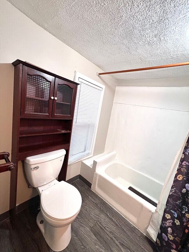 Building Photo - Cute South Omaha 2 bed, 1 bath beauty for only $1,250! COMING SOON!