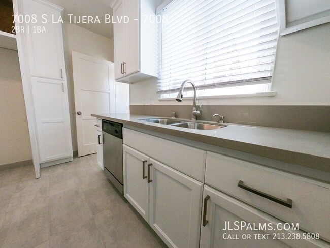 Building Photo - Beautifully remodeled 2 bed w/Full stainle...