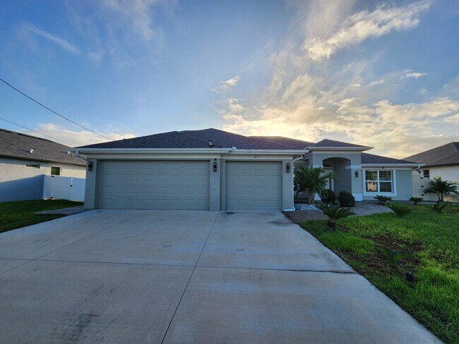 Building Photo - 3715 SW 17th Ave