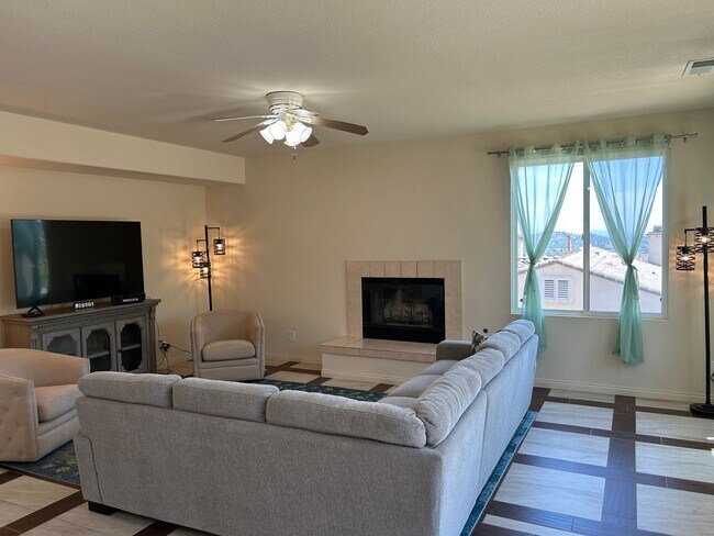 Building Photo - Gorgeous Escondido Home With Amazing View