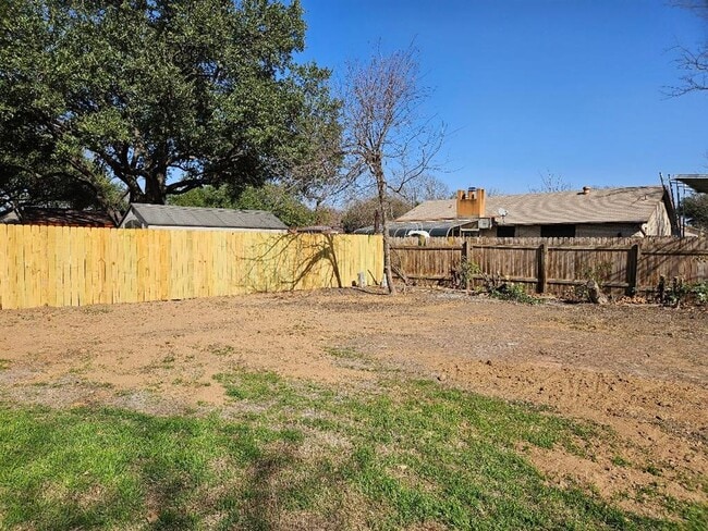 Building Photo - 1511 W Mesa Park Dr