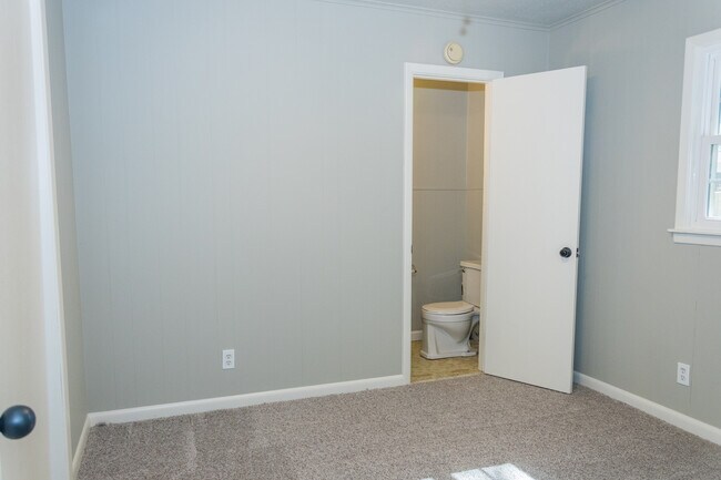 Building Photo - 3 Bed 1.5 Bath