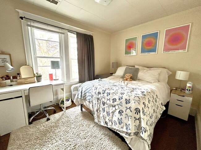 Building Photo - 5 Bedroom/1 Bathroom - Available Now For Short-Term Lease - Great Downtown Location!