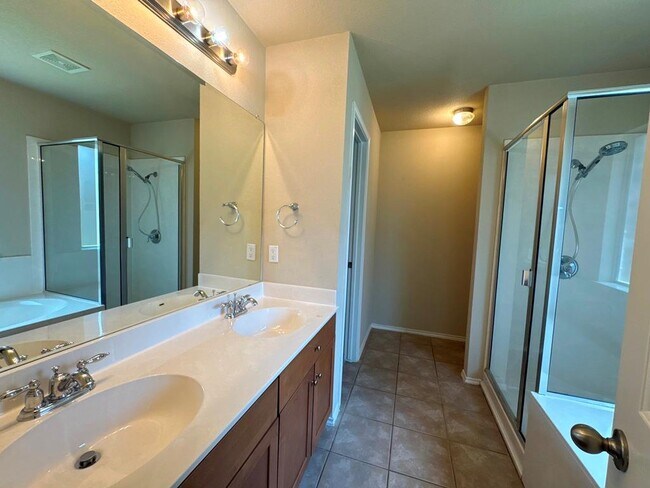 Building Photo - 1005 Gentry Dr