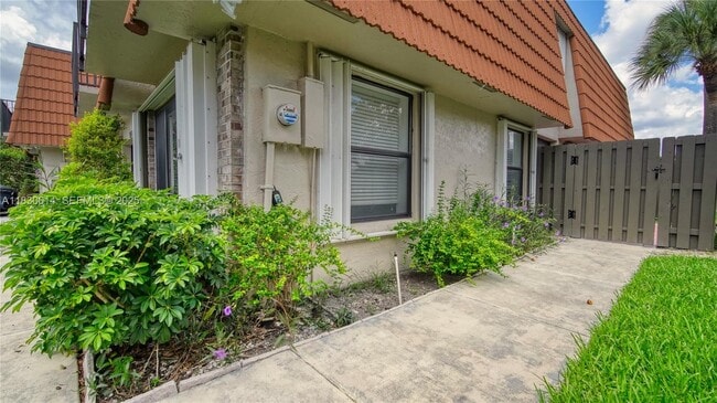 Building Photo - 11101 SW 15th Manor