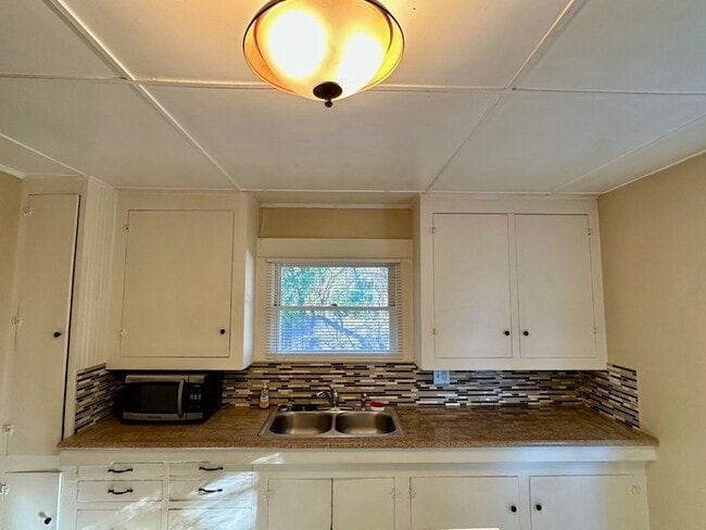 Building Photo - 117 E Empire St