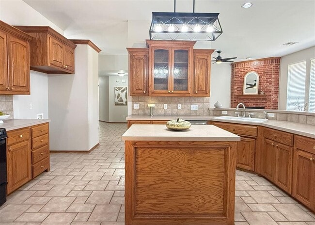 Building Photo - 18212 Willow Oak Ln