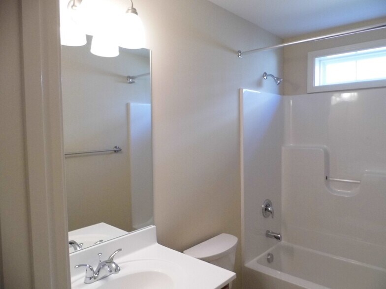 The full bath offers a counter height vanity, large mirror - 2312 Belle Ave NE