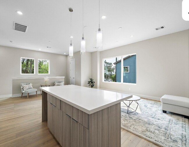 Building Photo - New Listing! Beautiful 3 Bed, 2.5 Bath Home