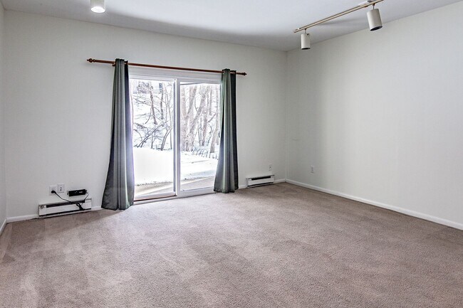 Building Photo - 2 bedroom, 2.5 bath townhome in Pike Creek