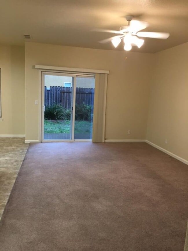 Building Photo - 3 bedroom 2 bath