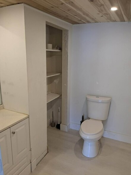 Building Photo - 605 NE 27th St