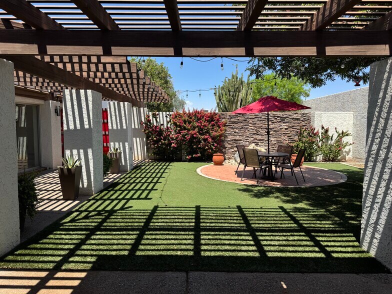 Building Photo - 2131 E Alameda Dr