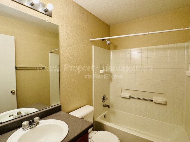 Building Photo - 717 Mockingbird St