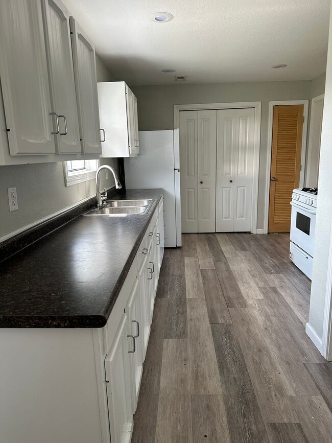 Building Photo - COMING SOON: 3 bedroom, 1 bathroom home lo...