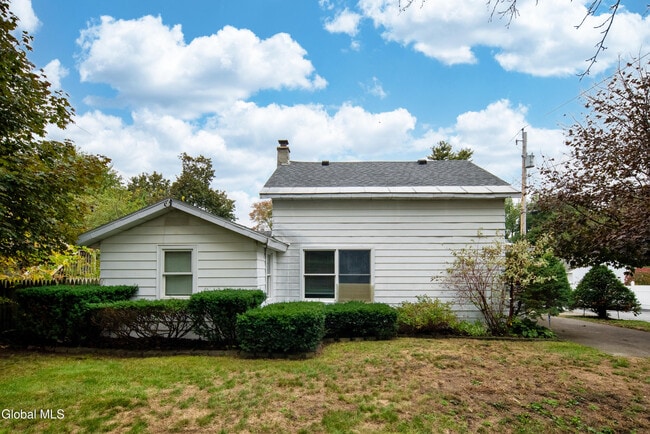 Building Photo - 37 Undine St