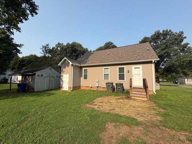 Building Photo - Three bedroom, 2 bath house in Gibsonville