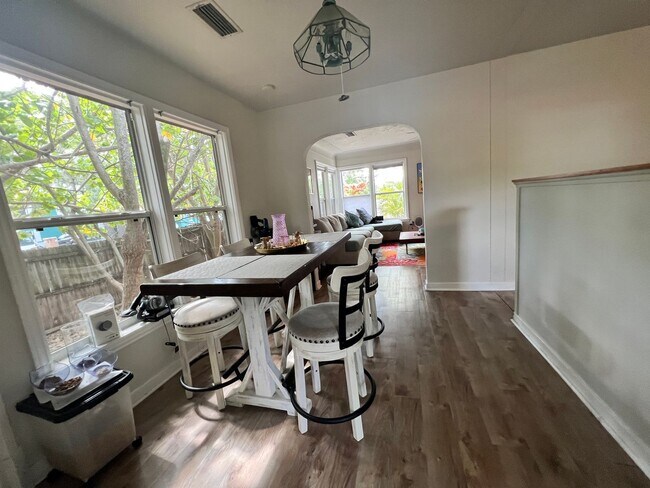 Building Photo - Gulfport charm 3/1 1 car garage